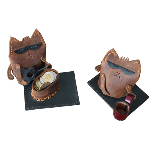 Organizery Kot Rockleather ze schowkami na spinacze i monety.png