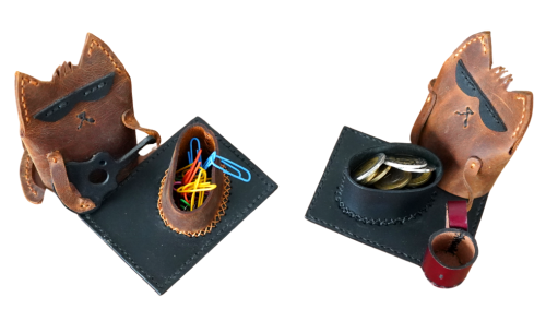 Skórzane organizery na biurko Kot Rockleather z gitarą i kubkiem.png