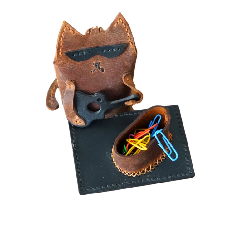 Skórzany organizer Kot Rockleather z gitarą ze schowkiem na spinacze.png